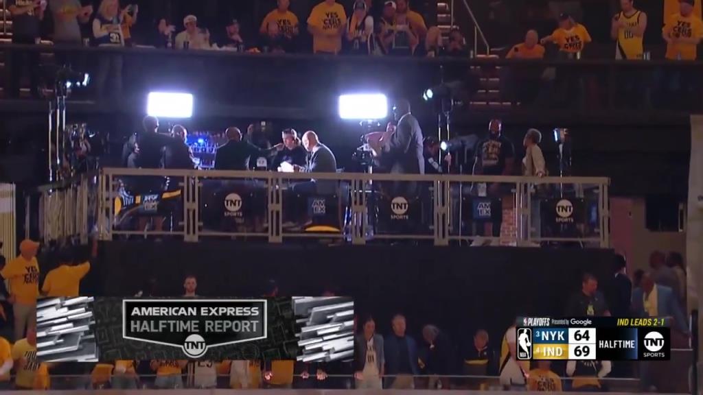 ??？轉(zhuǎn)播鏡頭給到解說(shuō)看臺(tái)，奧尼爾居然抱著一個(gè)人在彎舉