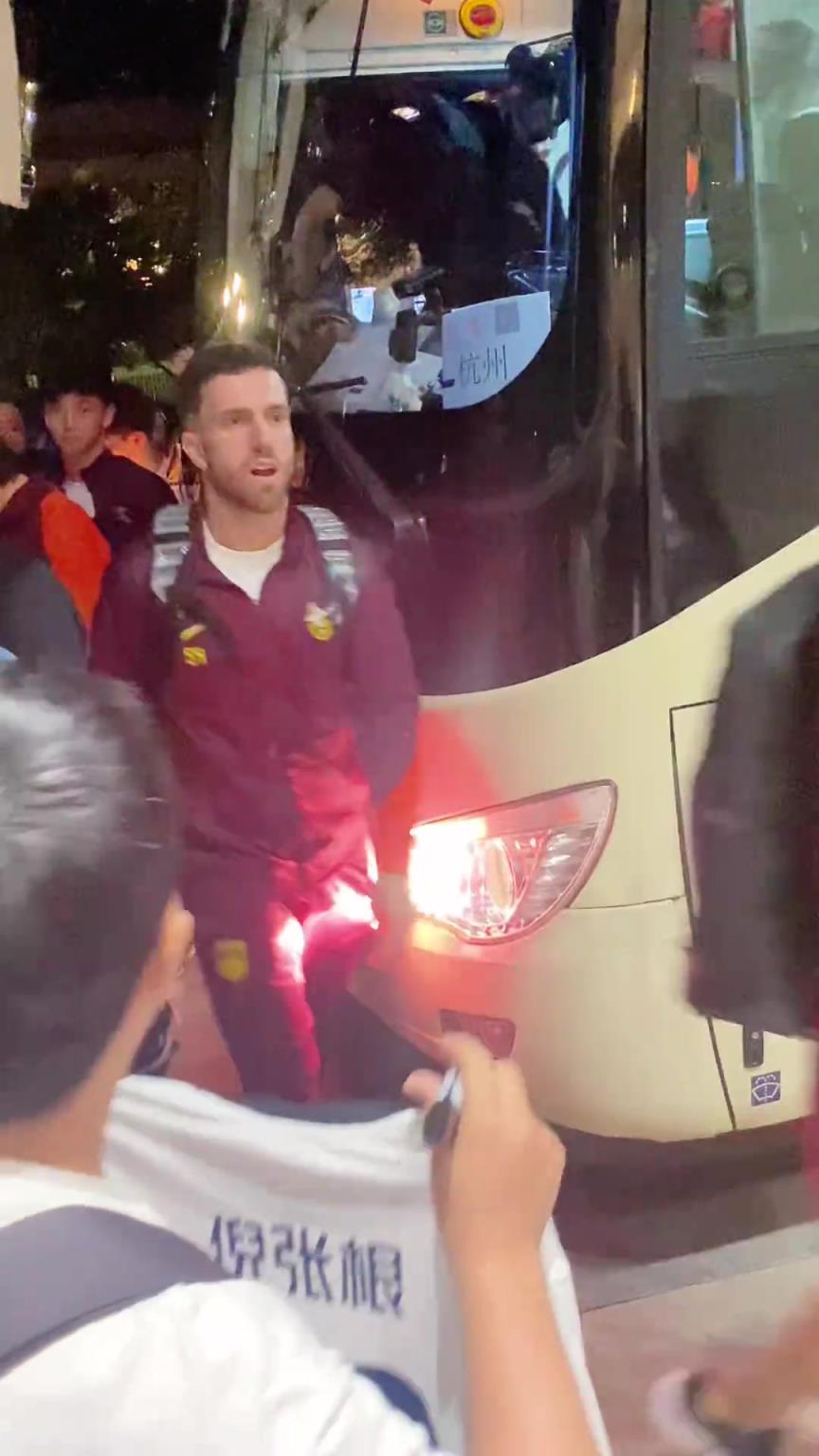 韋世豪嚇得箭步逃跑！國足深夜到酒店差點被摁在車頭不讓走