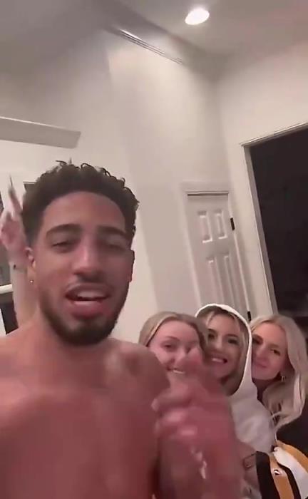 今日怒砍歷史級(jí)三雙！哈利此前光著膀子與三位金發(fā)美女同框