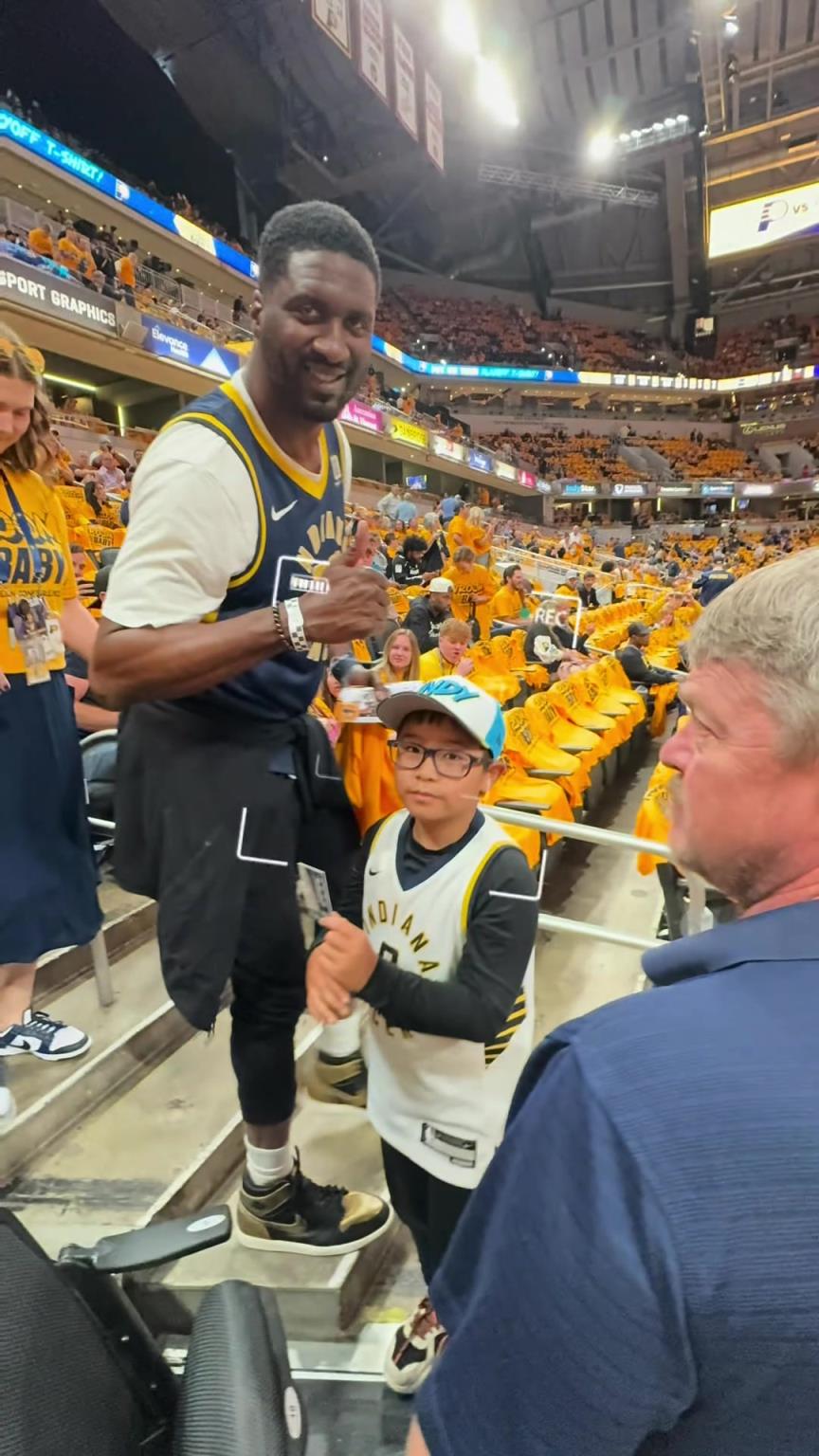 現(xiàn)在真成高圓圓了！步行者名宿希伯特現(xiàn)身主場(chǎng)給小球迷簽名