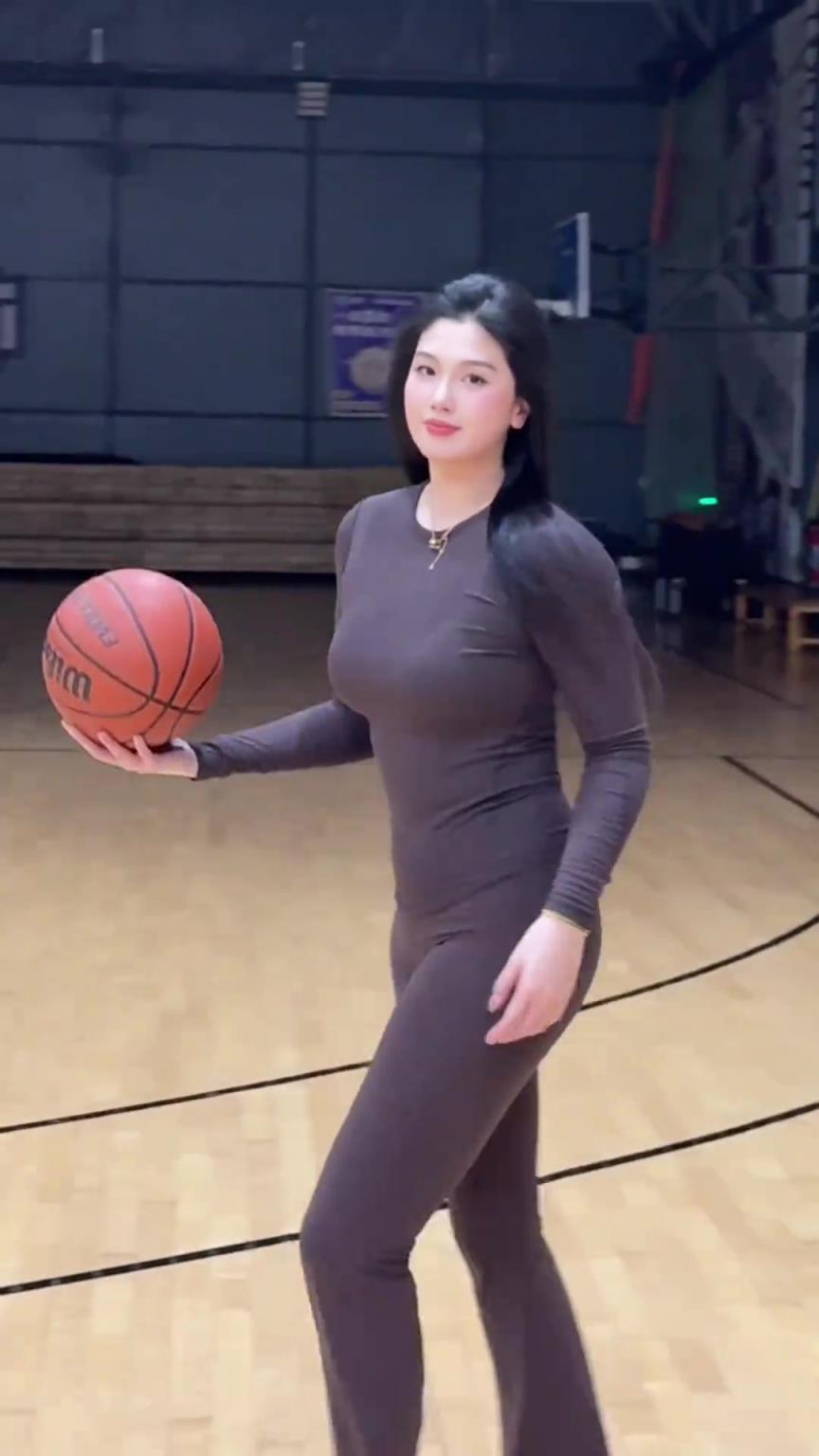 低配版卡戴珊！野球場(chǎng)肘姐這身材，懂的吧友都懂！