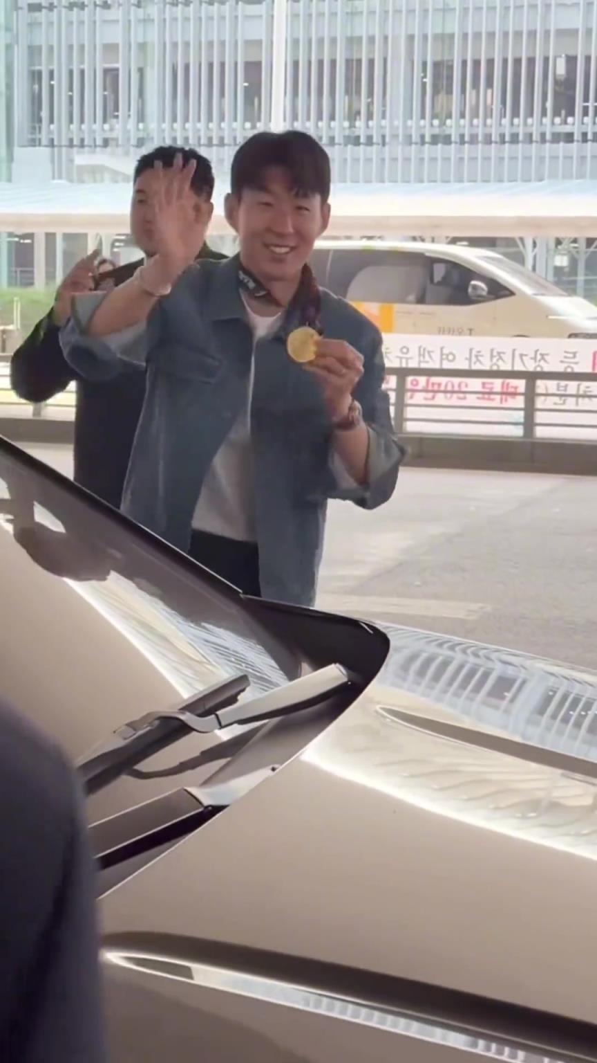 衣錦還鄉(xiāng)！孫興慜返回韓國，眾多女球迷讓其把歐聯(lián)獎牌戴上