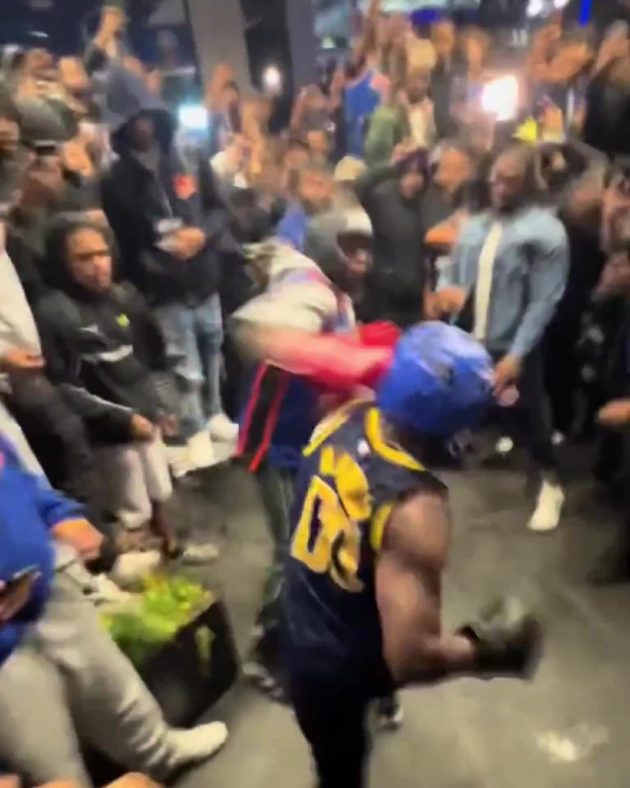 這不比場上好看？尼克斯&步行者球迷賽后直接1v1拳擊