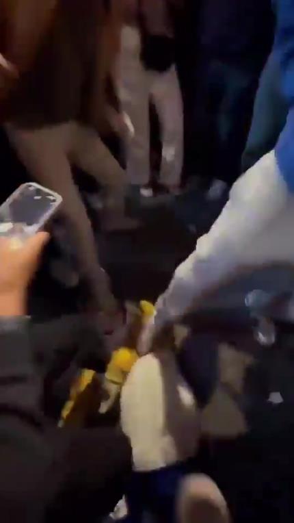 驚！尼克斯大勝步行者后，哈利伯頓遭主場球迷群毆