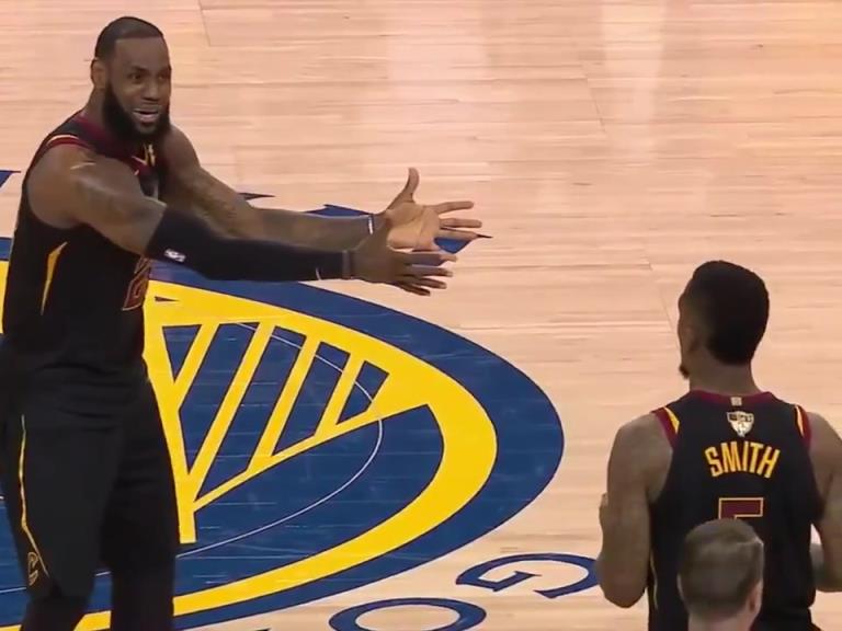 名場面！JR搶下關鍵籃板沒看表，老詹質(zhì)問JR為何傳球