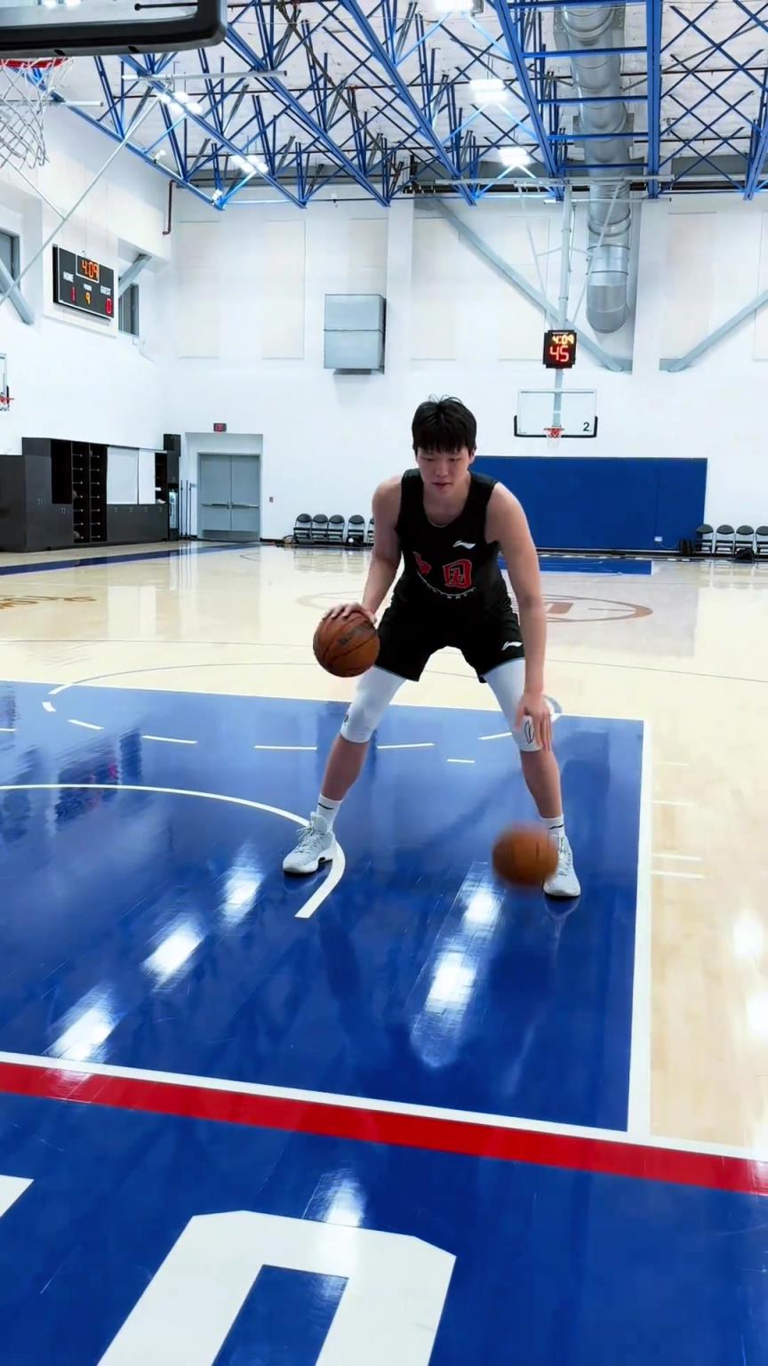 楊瀚森今日份訓練！這個左右手運球協(xié)調(diào)性真不錯