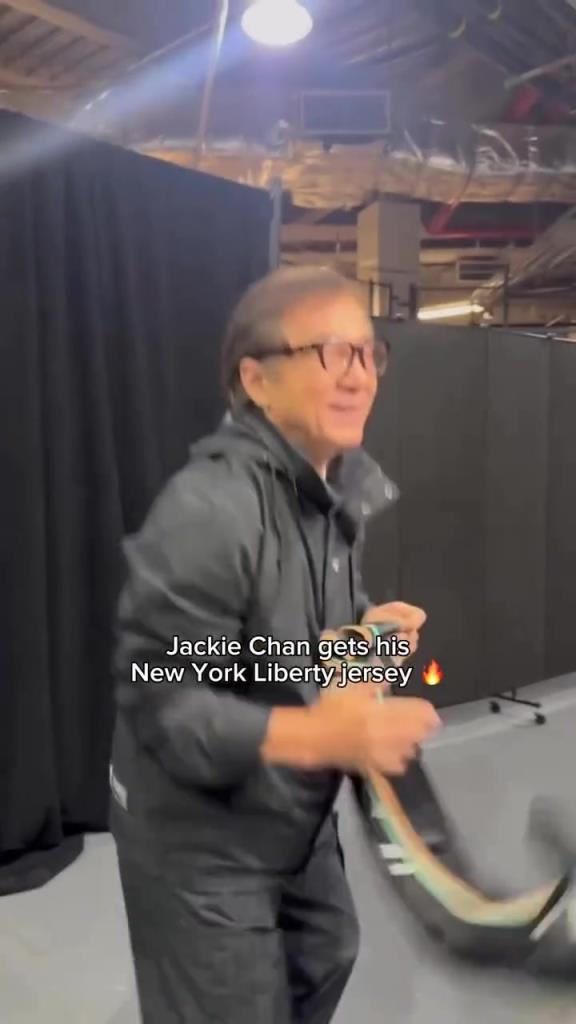 肌肉記憶！成龍這幾下空氣運球像是進了家具城