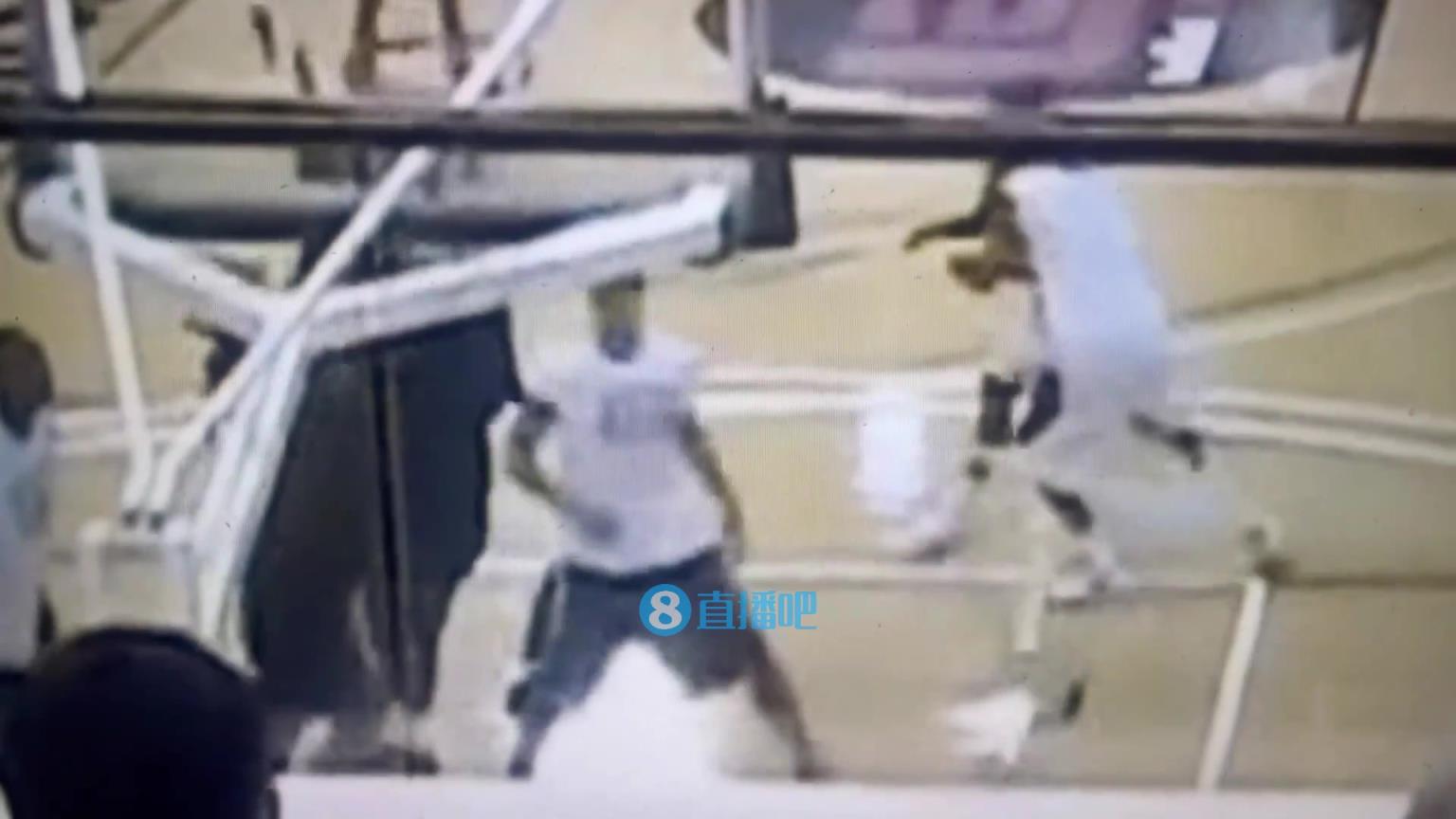 引熱議！美媒翻舊賬：當年詹姆斯被大學生隔扣，耐克沒收了錄像帶