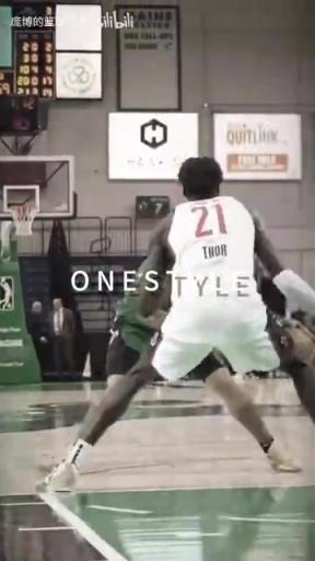 正統(tǒng)美式后衛(wèi)！JD戴維森炒菜后低手合球，對抗上籃打進！