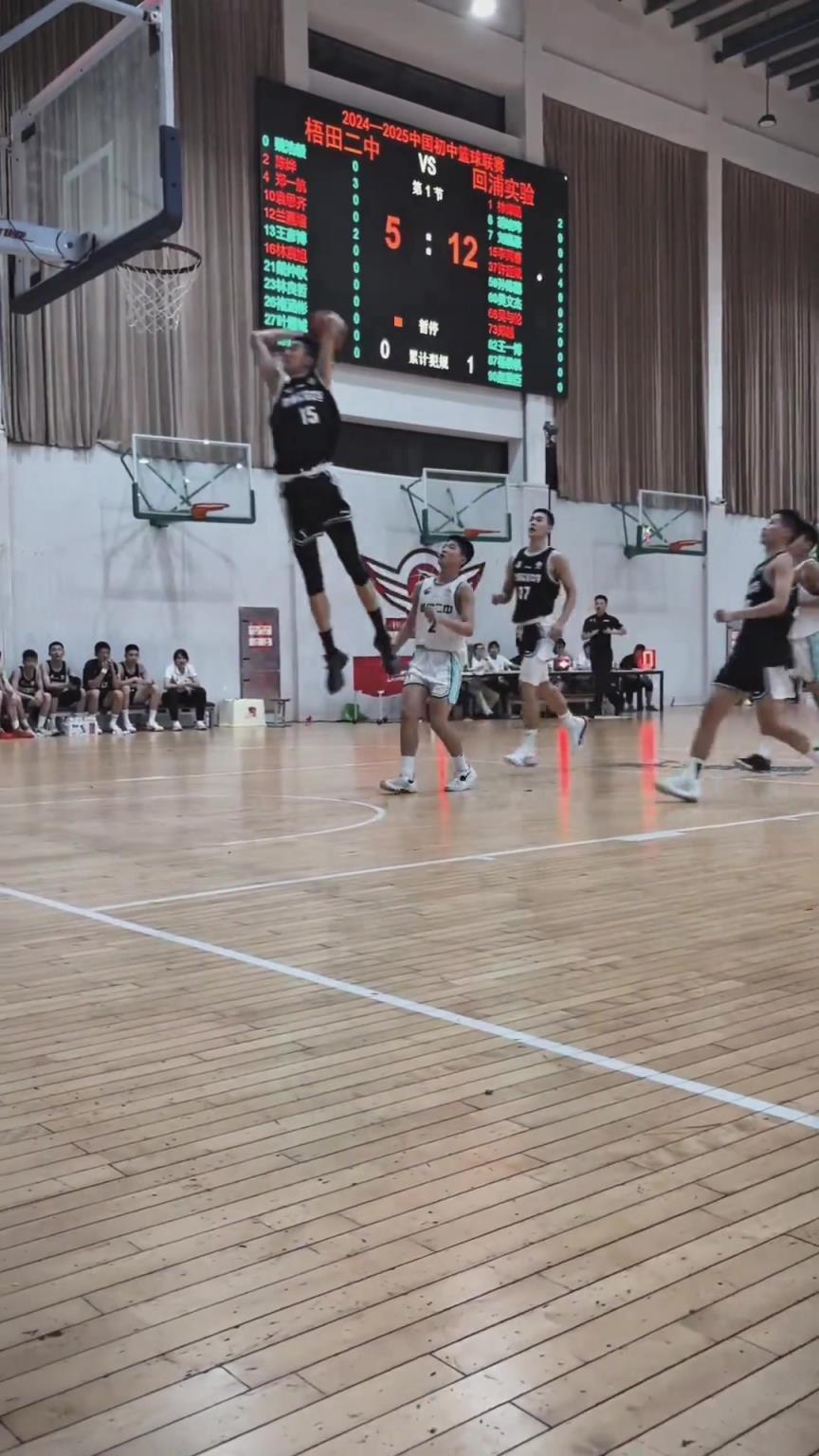 起來就扣??！現(xiàn)在的初中生都這么打球的嗎