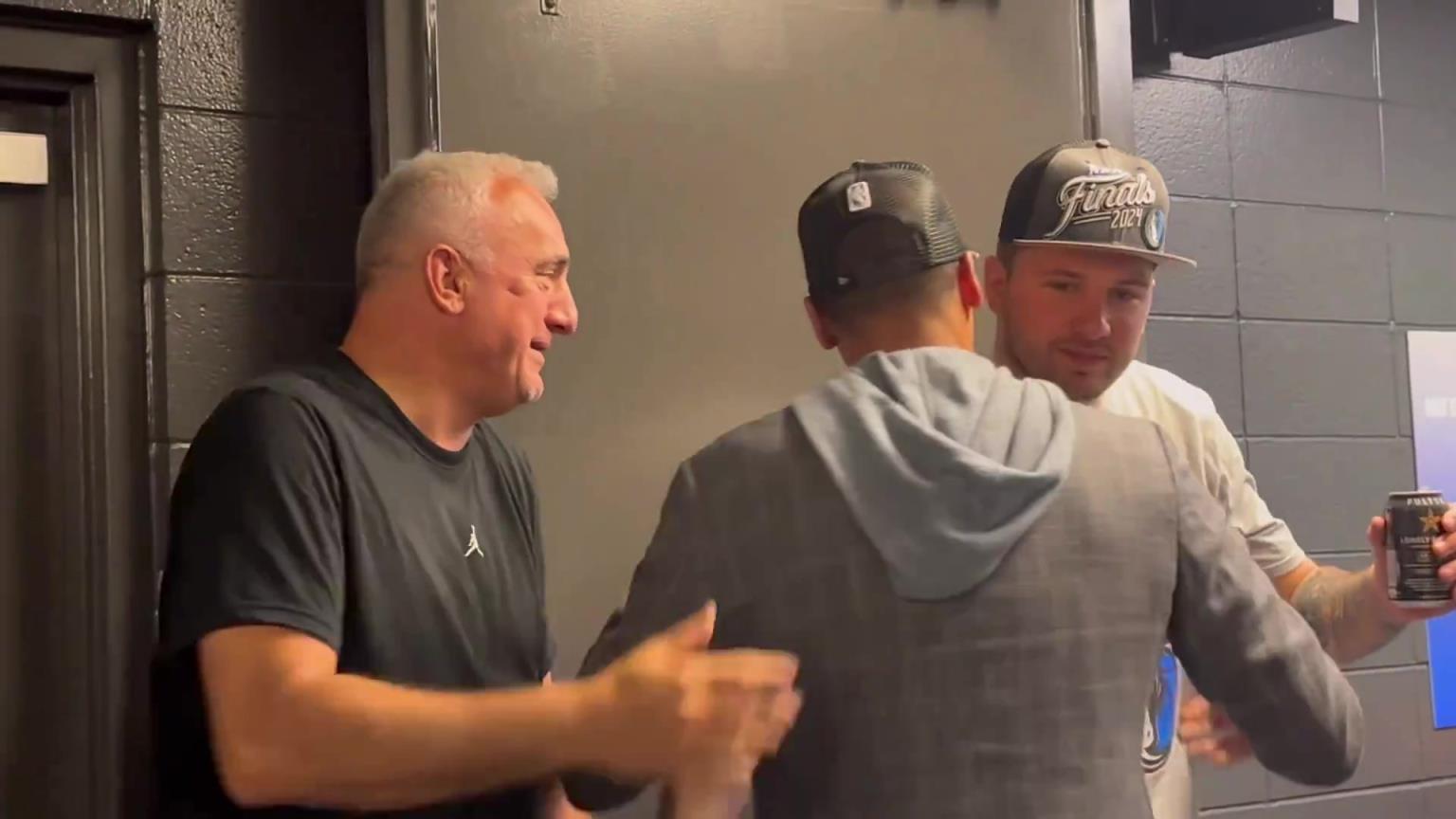 去年的今天，東契奇率隊殺入總決賽，賽后喝啤酒被芬利沒收