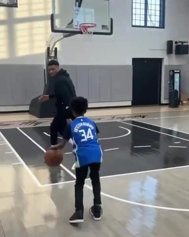 交易價值急劇下降！字母哥和小球迷單挑被當面絕殺