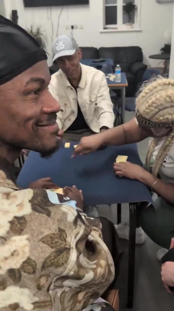 想找到巴特勒很簡單，因?yàn)樗辉诨@球場，就在棋牌室